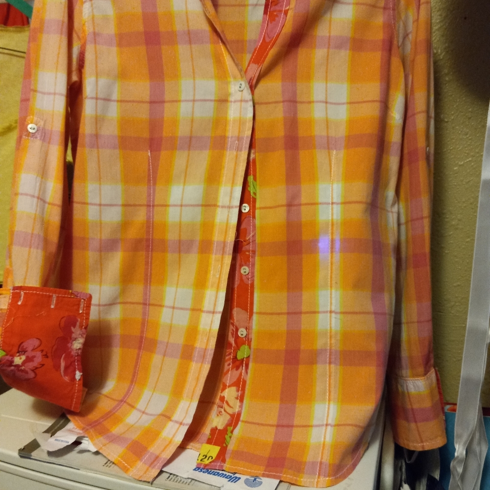 This ADORABLE  👚  blouse from INDIA is soooo soft..pleated size L but small Lge